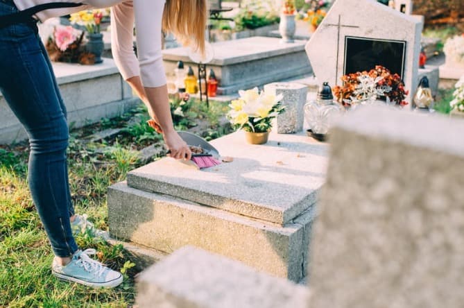 Îngrijire mormânt - curățare finală